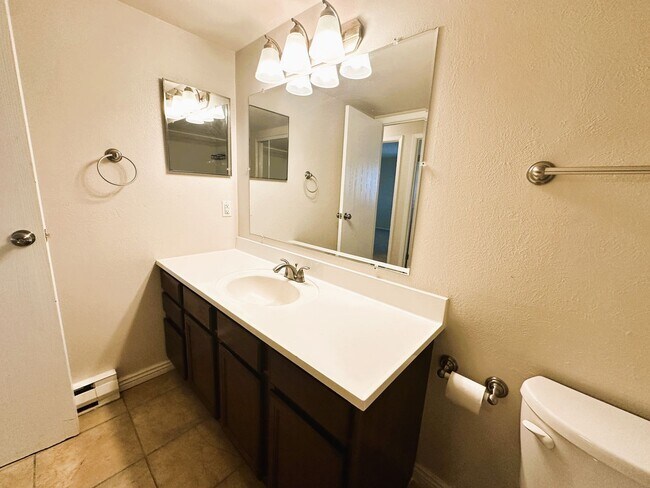 Building Photo - 2 bed 1 bath 2nd floor condo for rent. No ...