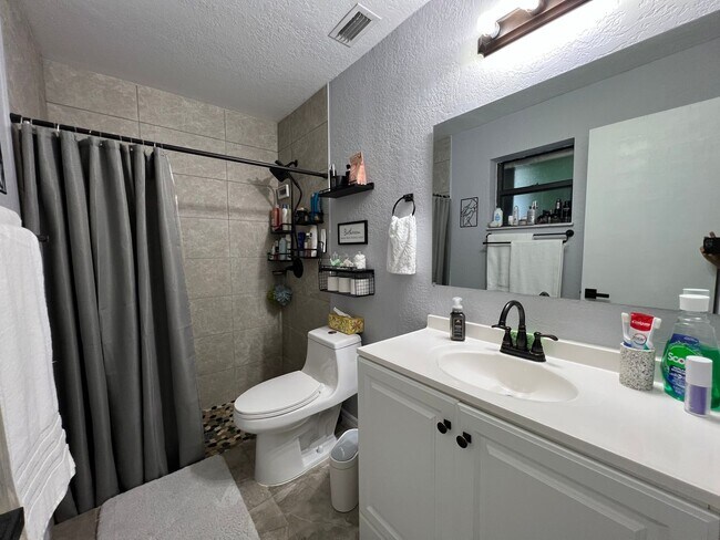 Building Photo - *Coming Soon * 3/2/1 Conveniently Located In  Port St Lucie