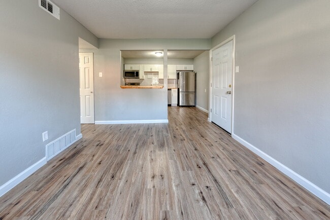 Building Photo - 2040 Yale Ave