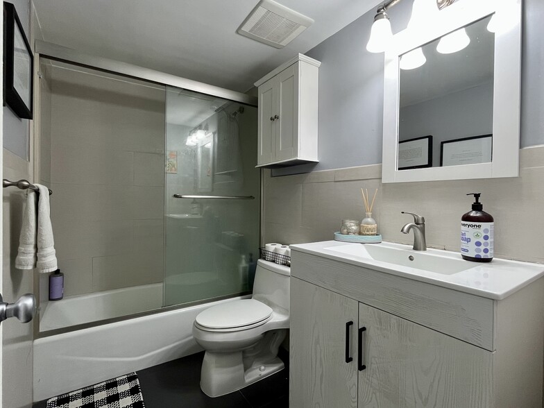 Guest Bathroom - 13720 SW 90th Ave