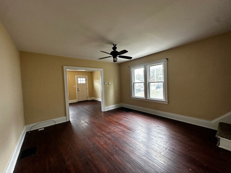Building Photo - 547 E Deshler Ave