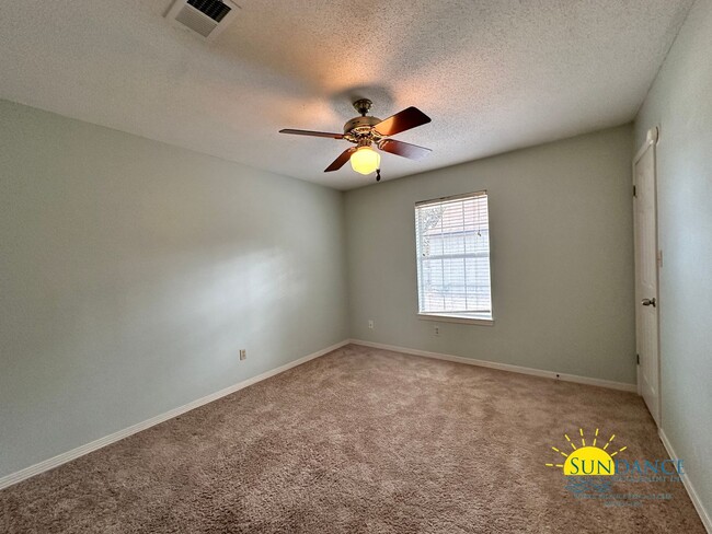 Building Photo - Beautiful 3 Bedroom Home in Mary Esther!