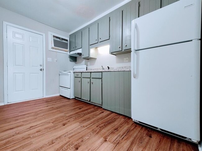 Building Photo - 4445 Layola Ave