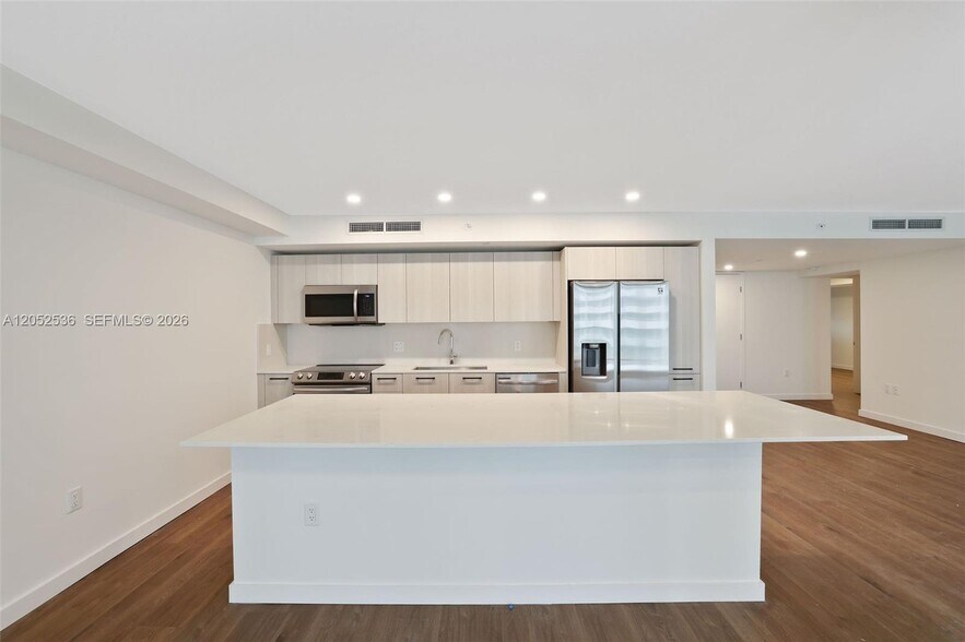 Building Photo - 1500 Bay Dr