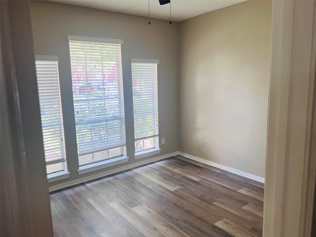 Building Photo - 4722 Silverlake Dr