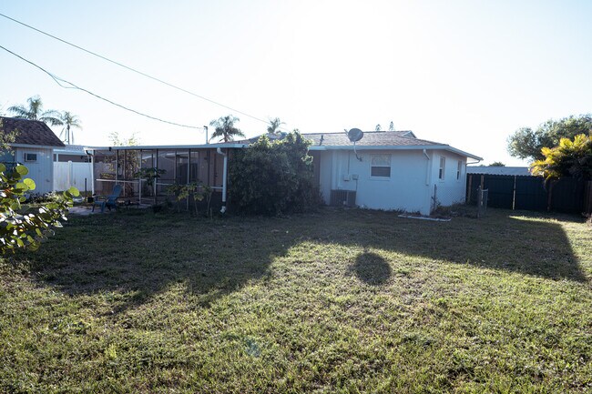 Building Photo - 6671 Fiesta Way