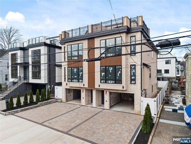 Building Photo - 45 Lincoln Ave