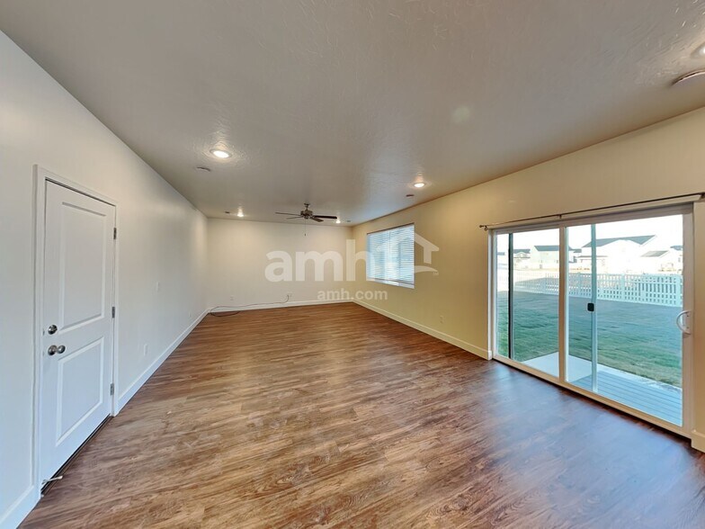 Building Photo - 251 N Dry Crk Rd