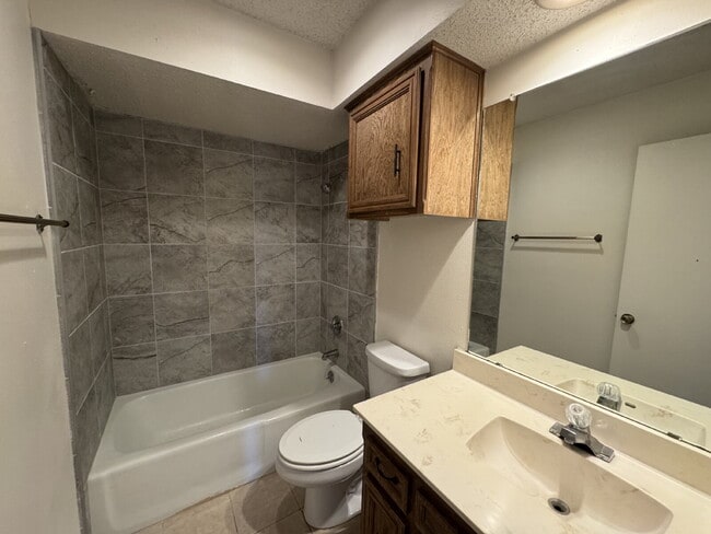 Building Photo - Beautiful 2-Bedroom Duplex with Fireplace!