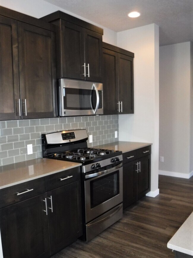 Building Photo - Beautiful and spacious 4 bed 2.5 bath home in Sovi Sub just off Eagle and Victory