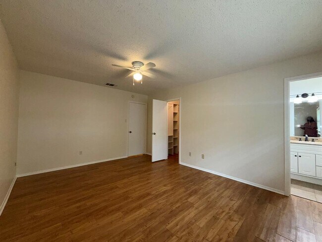Building Photo - 305 Kimberly Dr