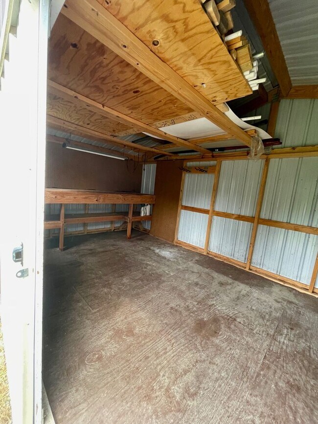 Building Photo - Unique 4 Bedroom Home on Dead-End Road w/ 6 Acres
