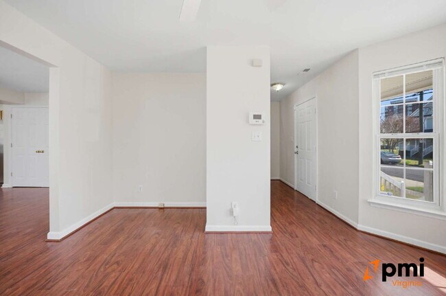 Building Photo - 3 BEDROOM 2.5 BATH WITH FENCED IN YARD AND DETACHED GARAGE FOR RENT IN NORFOLK!