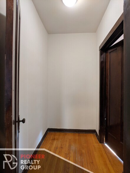 Building Photo - 822 W Waveland Ave