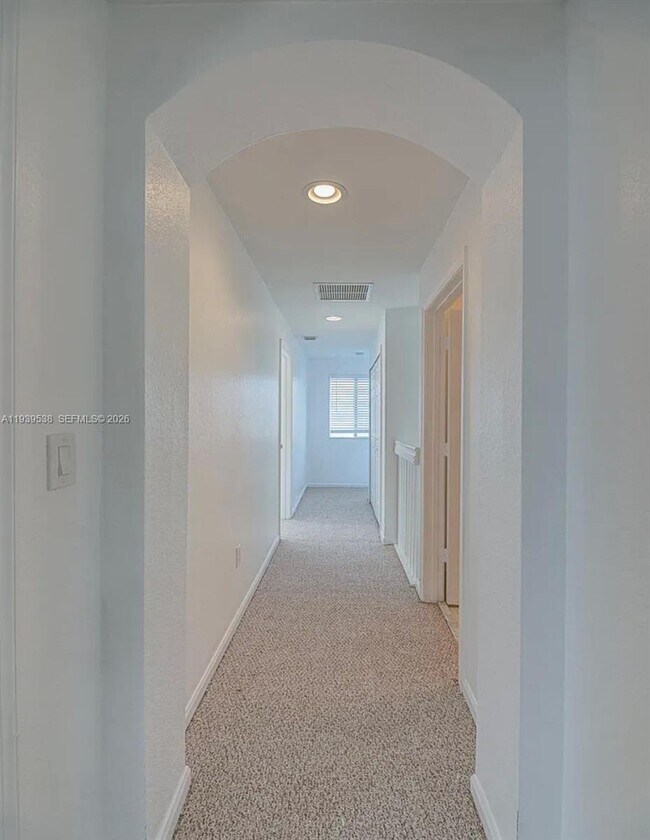 Building Photo - 1441 SE 24th Ct