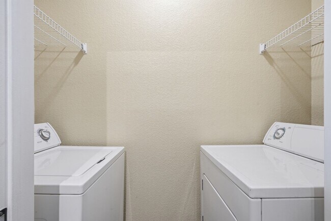 Building Photo - Americana Property Mgmt - Luxury condo 1b - 1b near Summerlin