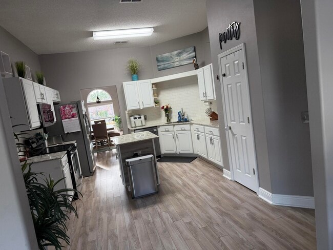 Building Photo - 2216 Smallwood Dr