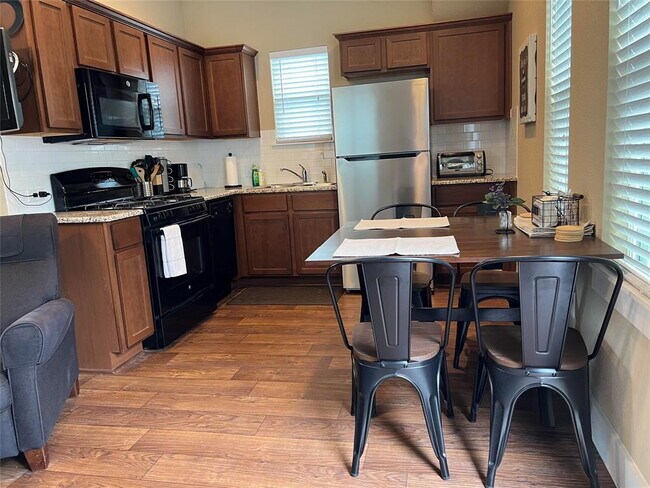 Building Photo - Modern Garage Apartment in Crestview Neighborhood!  Fully Furnished