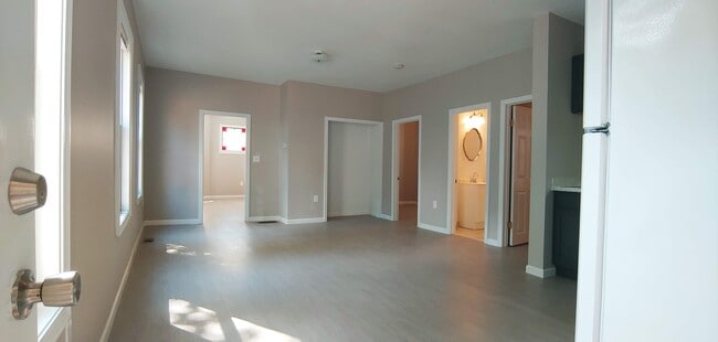 Open floor Dinning room, Living Room and Kitchen - 58 Paine St