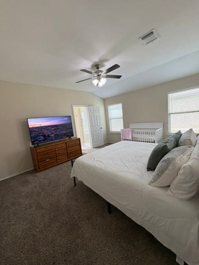 Building Photo - 3 bedroom 2 bath open concept