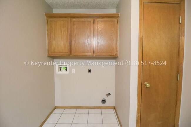 Building Photo - 1307 N Willow Dr