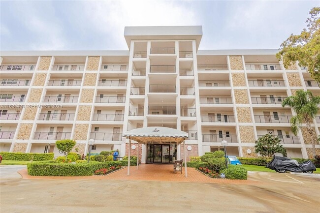 Building Photo - 2751 N Palm Aire Dr