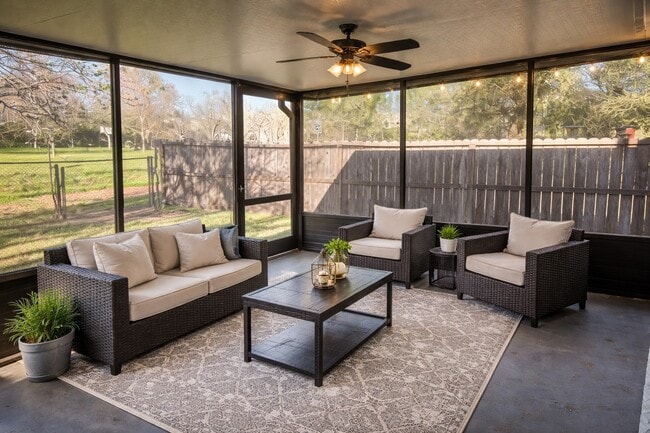 Building Photo - 1202 Twining Oaks Ln