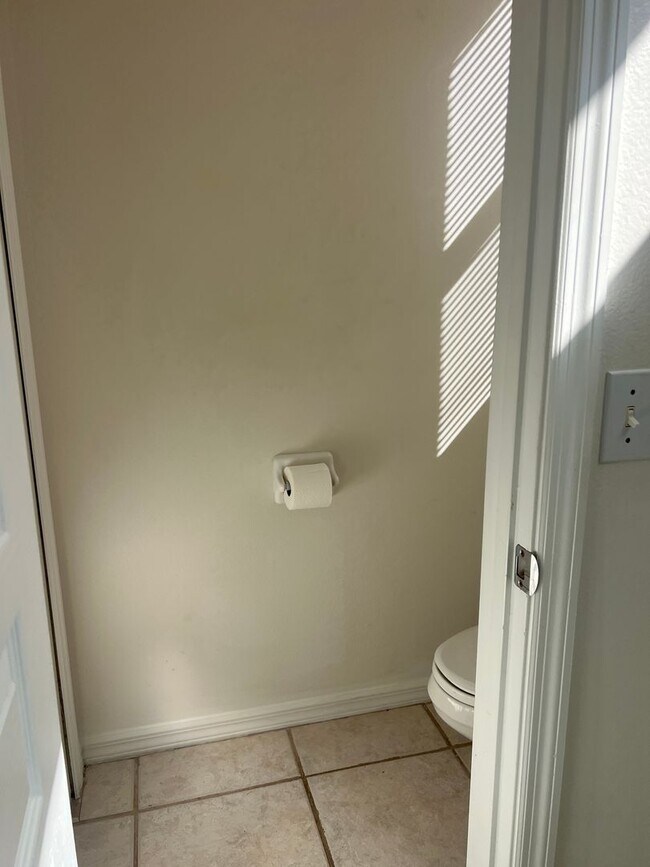 Building Photo - Welcome to your new home in beautiful Venice, Fl!  2 Bedroom 2 Bath w/ Den