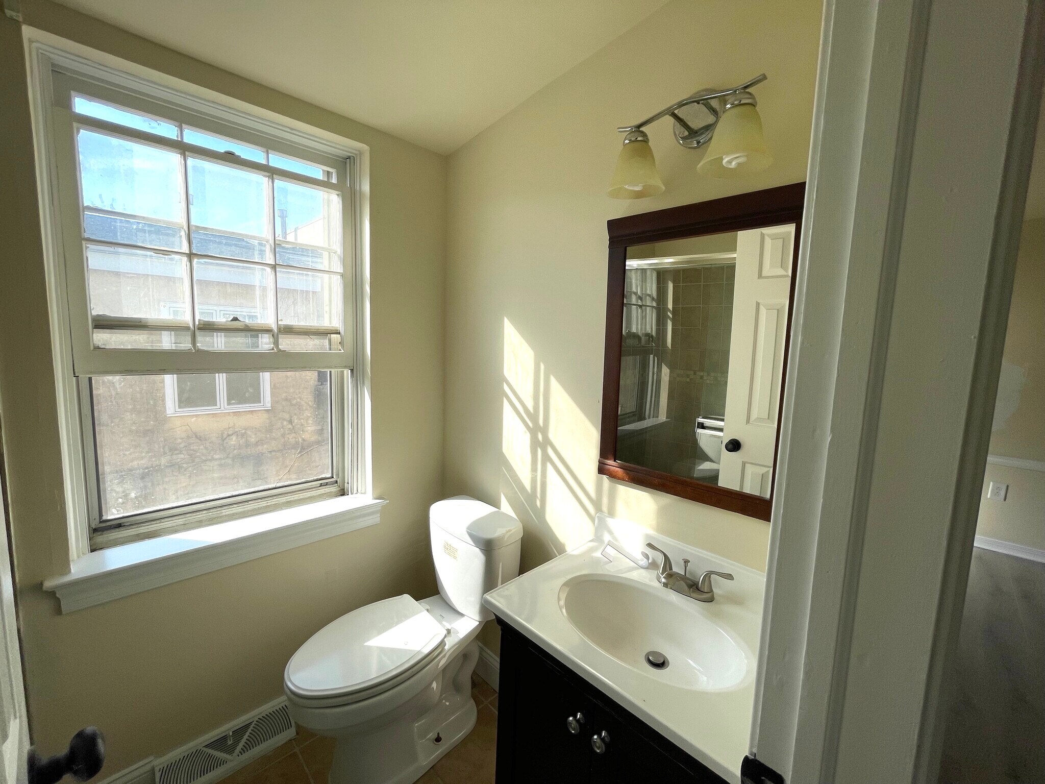 Full Bathroom - 2034 Green St