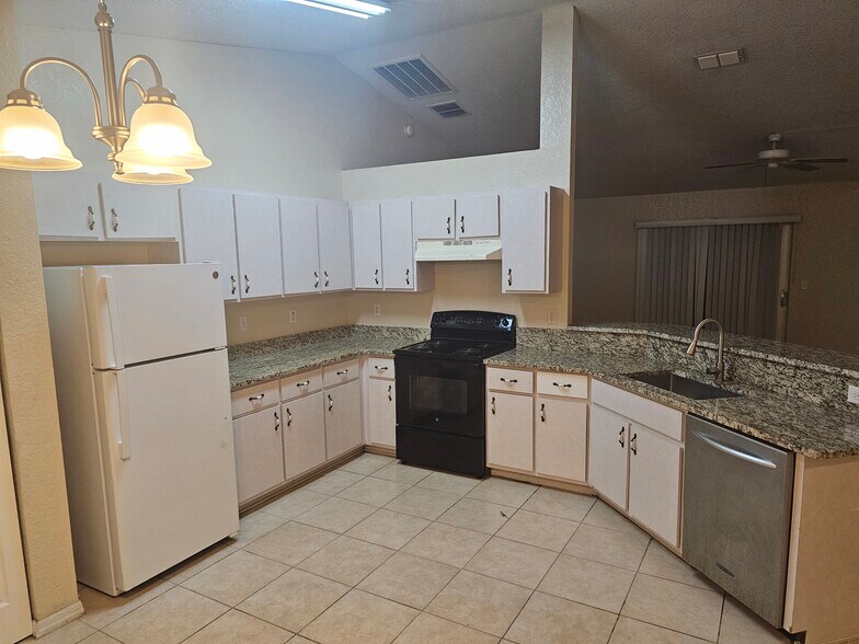 Building Photo - 523 Silver Way Dr