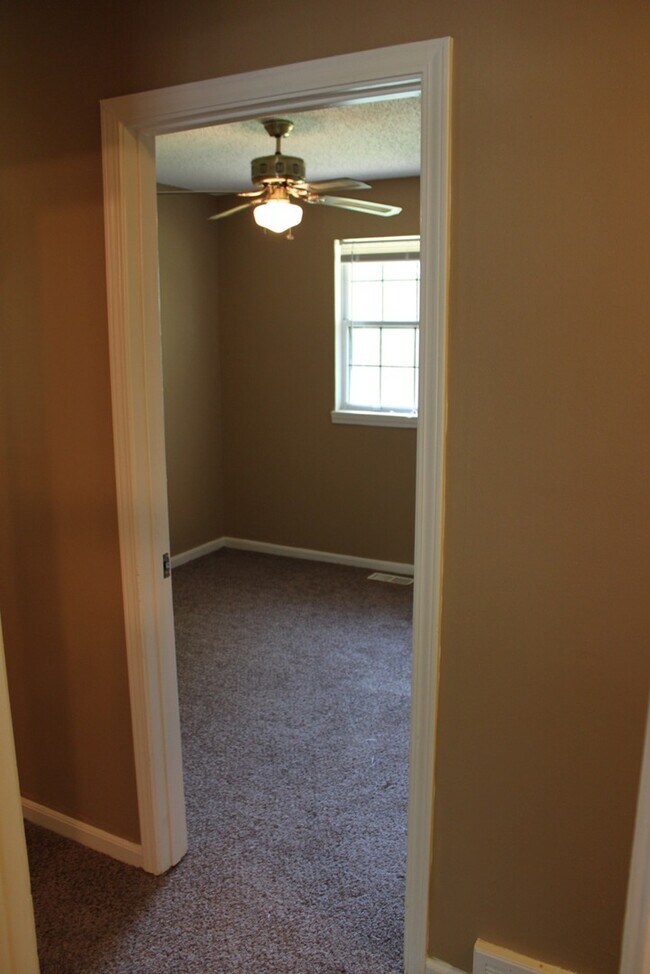 Building Photo - AVAILABLE NOW! Beautiful 3 Bedroom Home in...