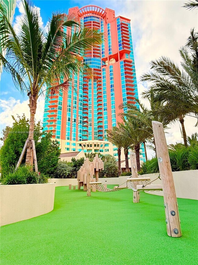 Building Photo - 300 South Pointe Dr