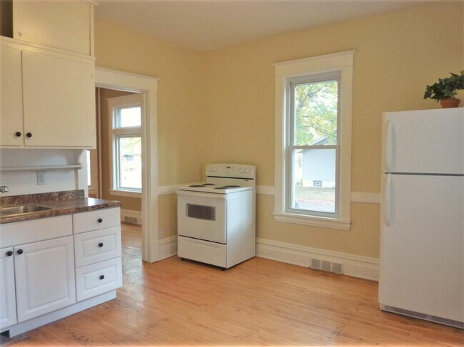 Building Photo - 738 Magnolia Ave E