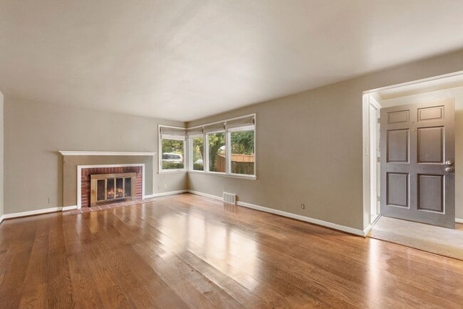 Building Photo - Nice 4-bed, 2-bath single-family home with air-conditioning near Hawthorne Hill in Seattle for rent!