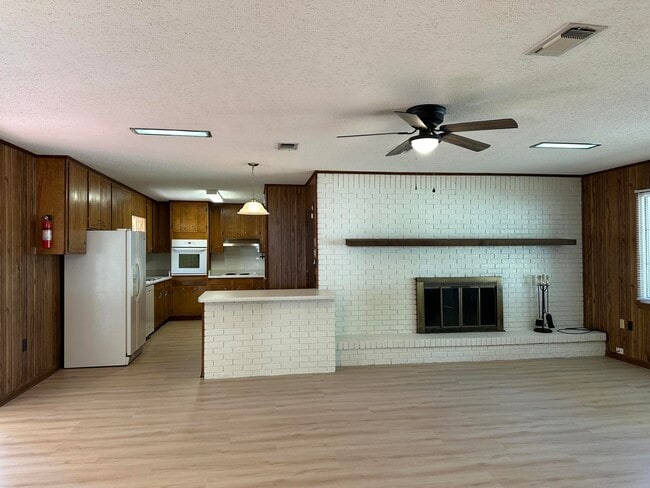 Building Photo - 697 Green St