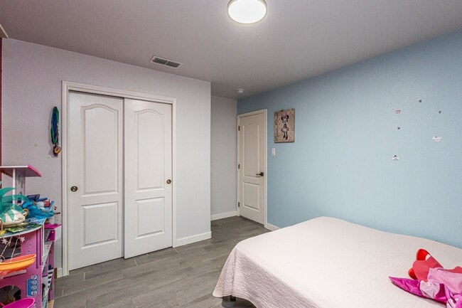 Building Photo - 5220 Feria Dr