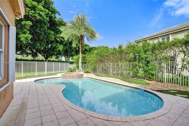 Building Photo - 1100 Chinaberry Dr