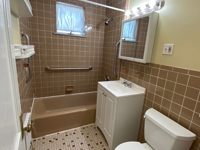 Building Photo - 39 Davis Rd