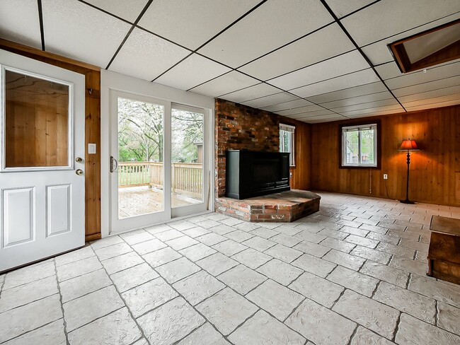Building Photo - Welcome to this beautiful 2 bedroom, 1 bat...