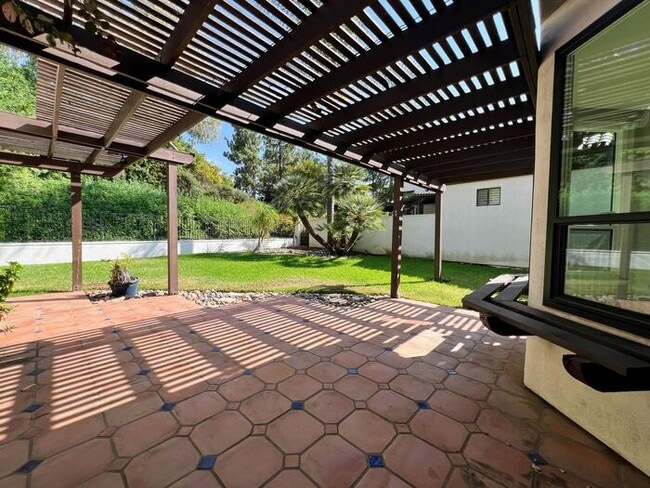 Building Photo - Breathtaking 3 Bed / 2.5 Bath Single Story...