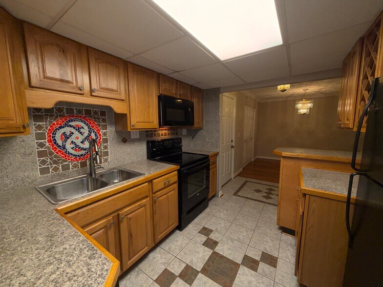 Building Photo - 14 Shadowbrook Ln