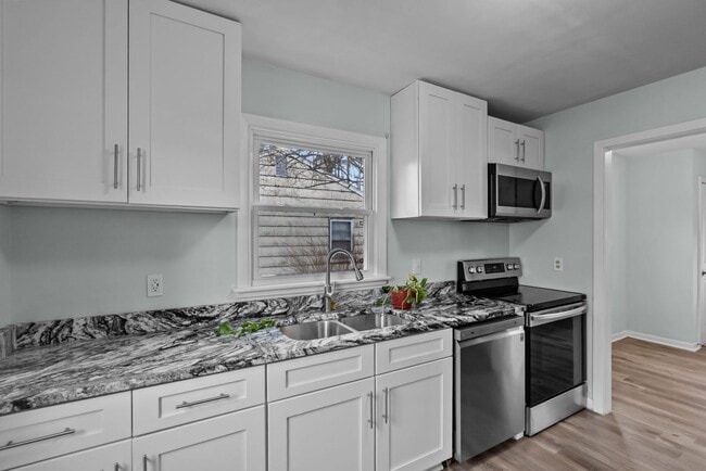 Building Photo - NEW RENTAL ALERT: Beautiful 4-Bed Home in Hampton — Available NOW!