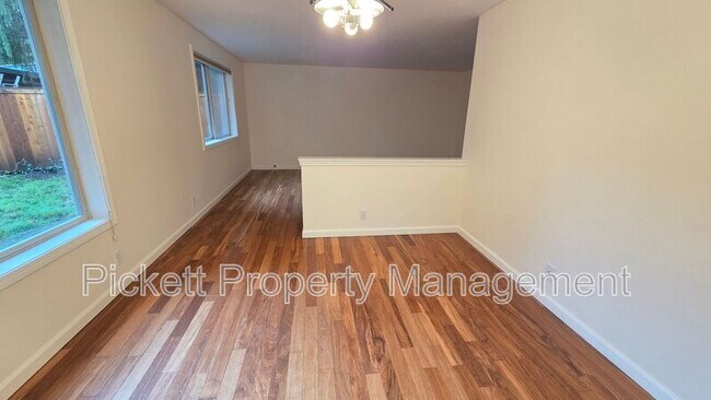 Building Photo - 565 NW Carolyn Ln