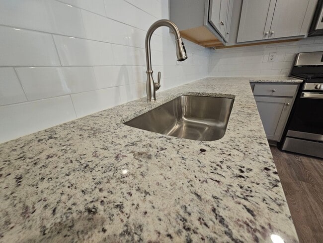 Building Photo - Like New townhome in Monroe!