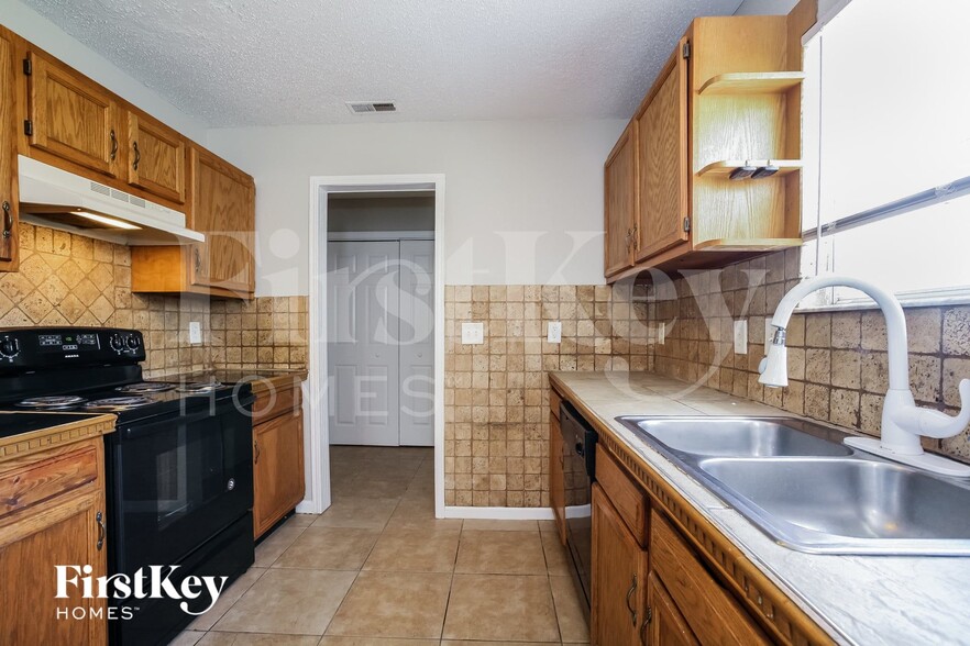 Building Photo - 8925 Lighthorse Dr