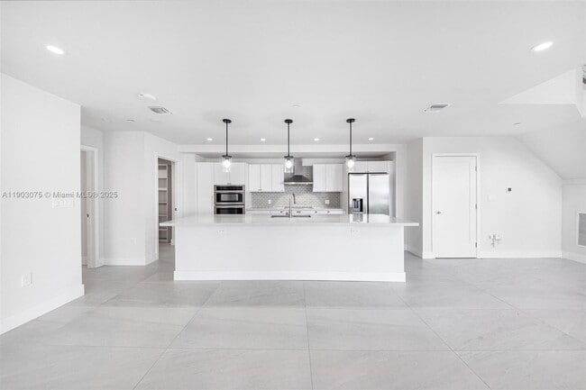 Building Photo - 555 NE 34th St