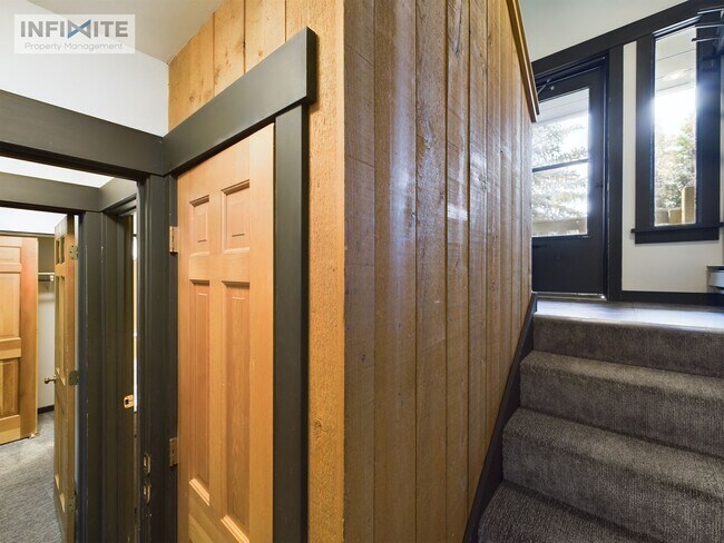 Building Photo - Comfortable 2 bedroom and 3 bathroom in Bi...