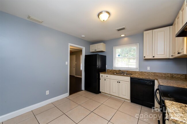 Building Photo - 4713 Belle Plaine Dr