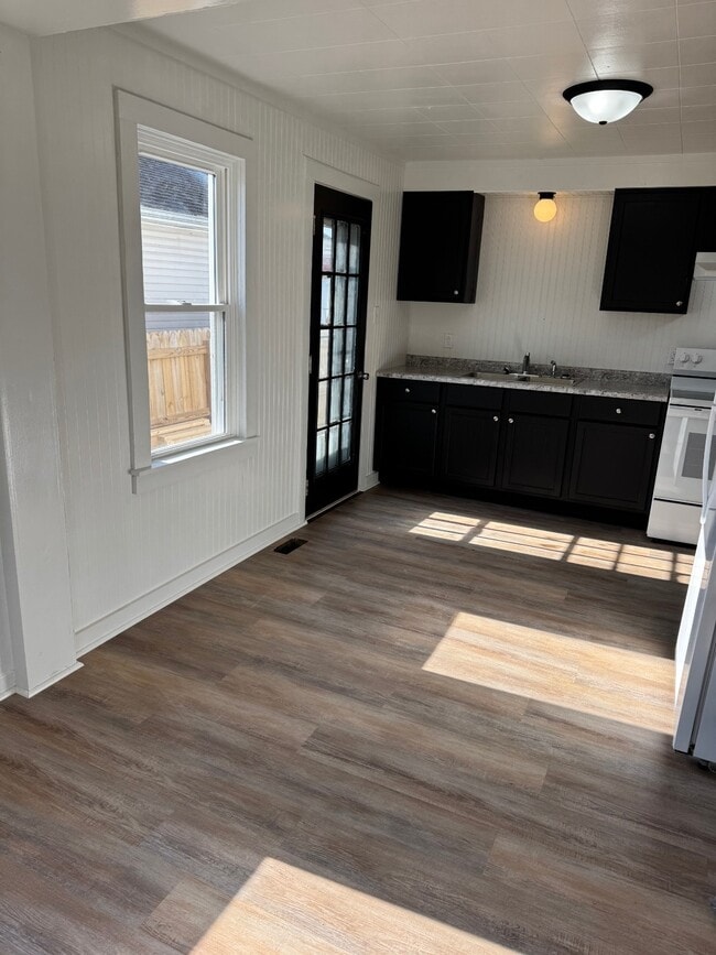 Building Photo - 727 7th St