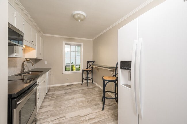 Building Photo - **ADORABLE DUBLEX IN BELLE MEADE WITH AMAZING YARD SURROUNDED BY MULTI-MILLION DOLLAR HOMES**